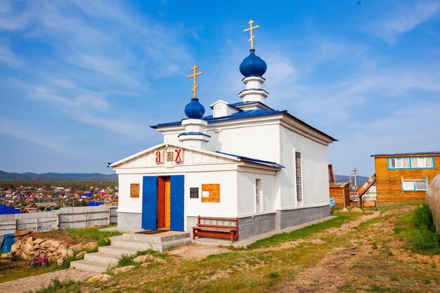 Kirche Unserer Lieben Frau Derzhavnaya im Dorf Khuzhir auf der Insel Olchon in Sibirien, Russland. Khuzhir ist ein Dorf in der Nähe des Baikalsees.