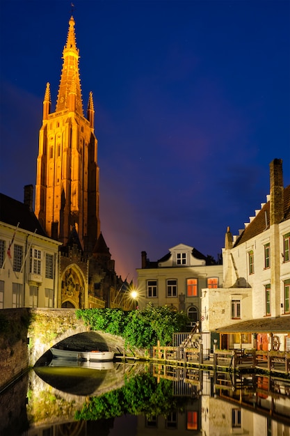 Kirche Unserer Lieben Frau und Kanal. Brügge Brügge, Belgien