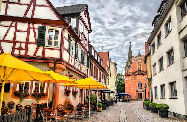 Kirche Unserer Lieben Frau und traditionelle Häuser in Aschaffenburg, Bayern, Deutschland