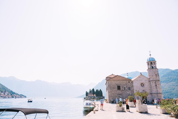 Foto kirche unserer lieben frau von den felsen in der nähe von perast kotor bay montenegro perast montenegro 27. august 2019