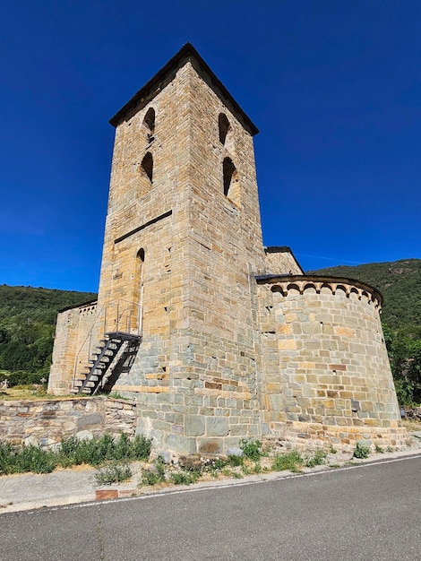 Kirche von Coll, die zur architektonischen Gruppe der romanischen Kirchen des Vall de Boi gehört