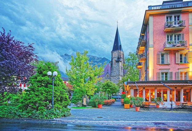 Kirche von Interlaken und Schweizer Alpen im Bezirk Interlaken Oberhasli des Kantons Bern in der Schweiz