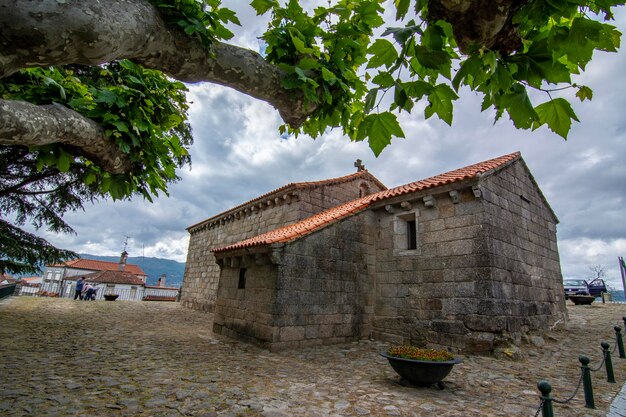 Kirche von Saint James und Pantheon von Cabrales in der historischen Stadt Belmonte in Portugal