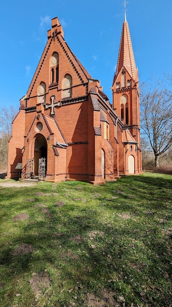 Kirche vor klarem Himmel