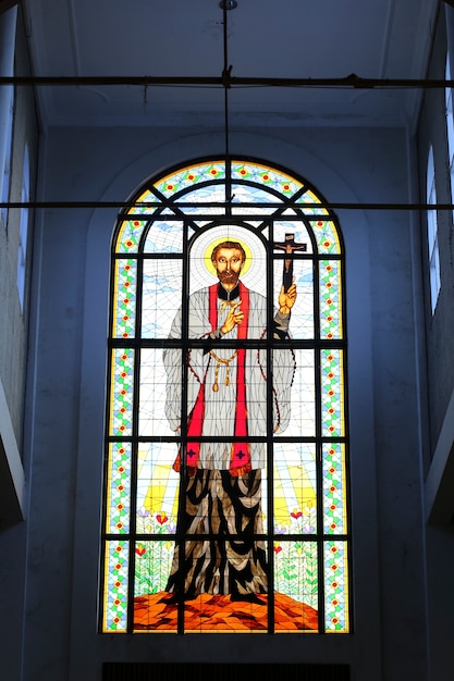 Kirchenfenster mit Darstellung des Heiligen Herzens Jesu in der Kathedrale in Jogjakarta