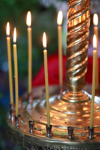 Kirchenkerzen auf dem Hintergrund bokeh