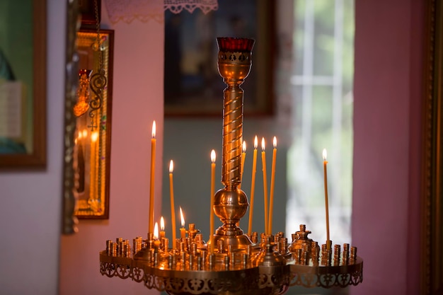 Kirchenkerzen in einem goldenen Leuchter im Tempel