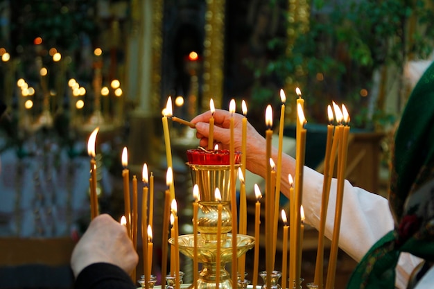 Kirchenkerzen. Kerzen in der Kirche anzünden.