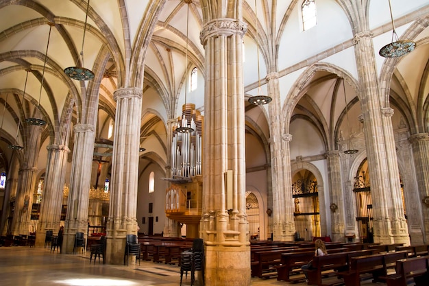 Kirchenschiff, ein Raum mit gotischen Säulen