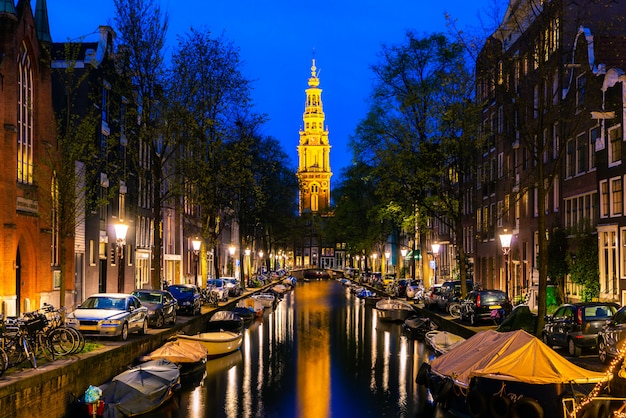 Kirchturm Amsterdams Zuiderkerk am Ende eines Kanals in der Stadt von Amsterdam, die Niederlande nachts.