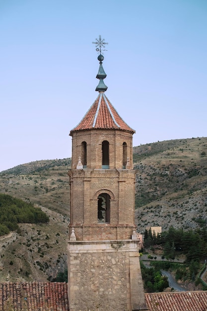 Kirchturm eines historischen Dorfes in Spanien namens Albarracin