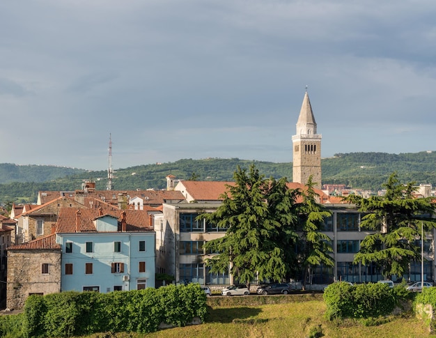 Kirchturm erhebt sich über der Altstadt von Koper in Slowenien