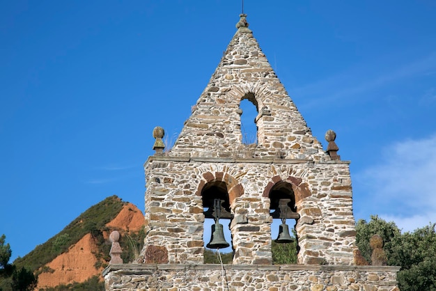 Kirchturm im Dorf Medulas, Leon, Spanien