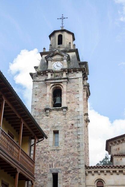 Kirchturm San Miguel in Puente Viesgo, Kantabrien, Spanien