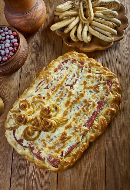 Kiremite Pastirma Türkischer Kuchen mit würziger Wurst