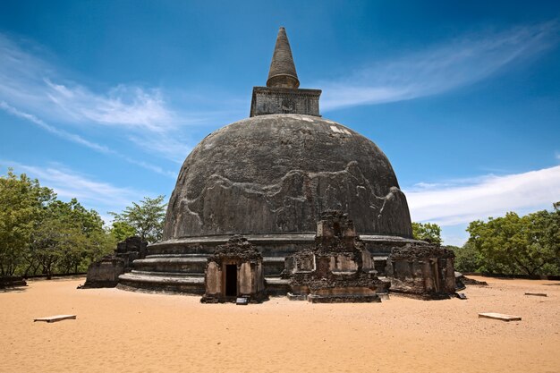 Kiri Vihara - antigua budista dagoba (estupa)