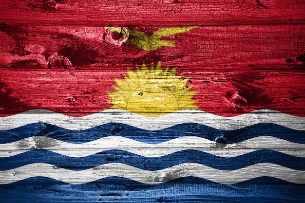 Kiribati-Flagge auf Holzbohlen Hintergrund Holzfahne