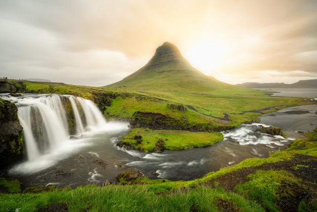 Kirkjufell Berglandschaft im Island-Sommer.