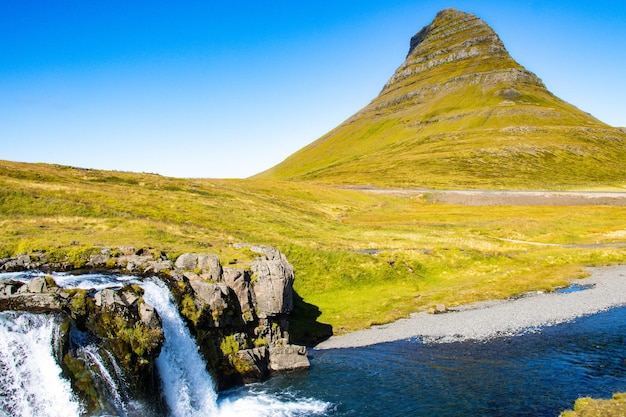 Kirkjufell y Kirkjufellsfoss Islandia en agosto de verano