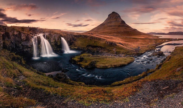 Kirkjufell montaña junto a Grundarfjörður en el oeste de Islandia.