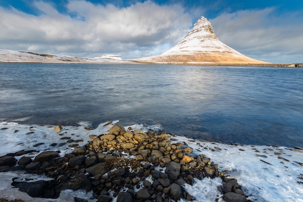 Kirkjufell montanha na temporada de inverno Islândia