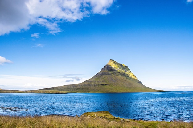 Kirkjufell y el Océano Atlántico Islandia en verano agosto