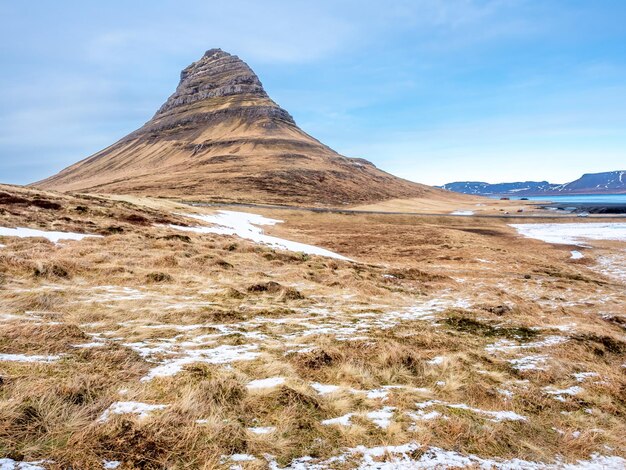 Kirkjufell significa montanha da igreja o marco mais popular do gelo da Islândia