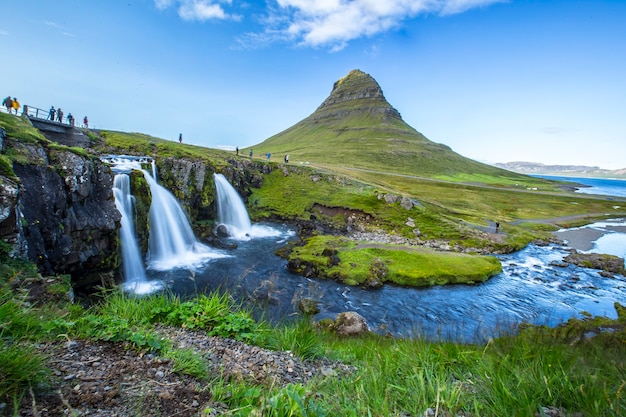 Kirkjufellsfoss, la montaña más fotografiada de Islandia, una larga exposición y turistas que la visitan