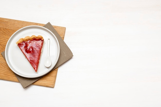 Foto kirsch-erdbeer-tarte-kuchen-portion von konfekt-dessert gekrönt von gebäck gebackener kuchen-käsekuchen-beeren