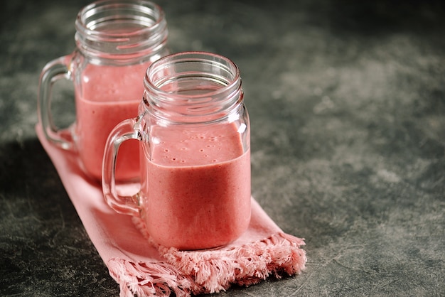 Kirsch-Smoothie mit Milch in Gläsern