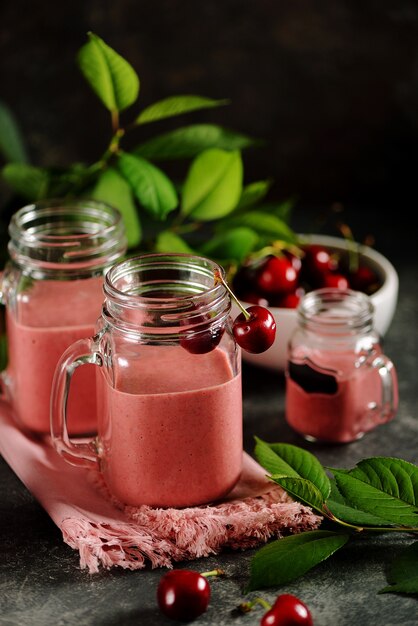 Kirsch-Smoothie mit Milch in Gläsern