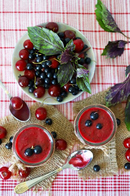 Kirsch-Smoothie mit schwarzen Johannisbeeren.