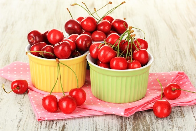 Kirschbeeren in Schalen auf Holztisch hautnah