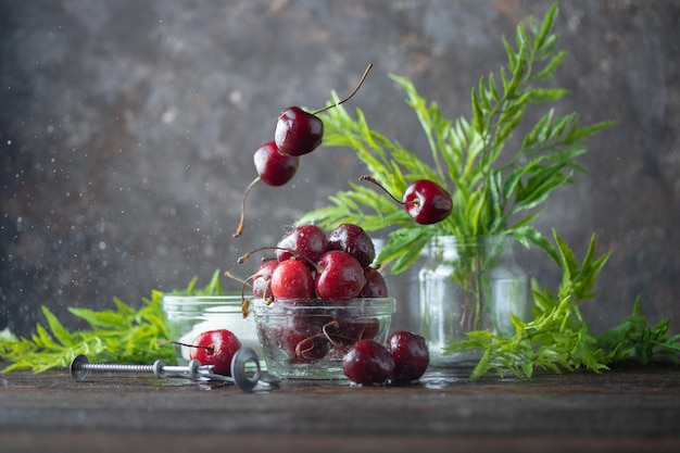 Kirschbeeren mit dem Wasser