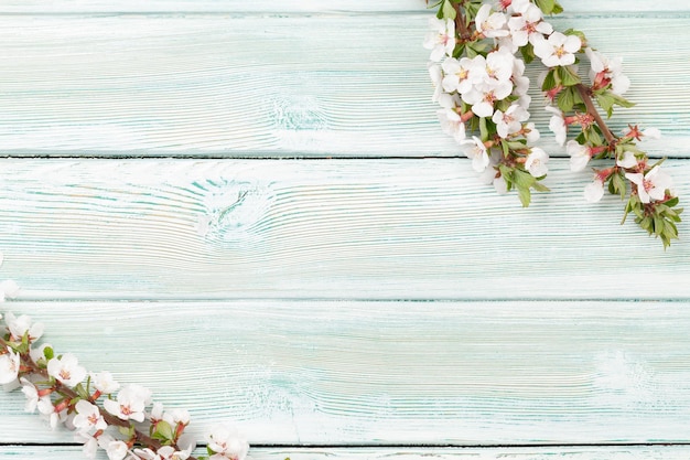 Kirschblüte auf blauem Hintergrund aus Holz