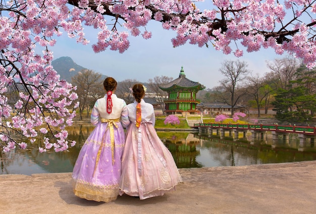 Kirschblüte im Frühjahr mit koreanischer Nationaltracht am Gyeongbokgung-Palast Seoul, Südkorea.