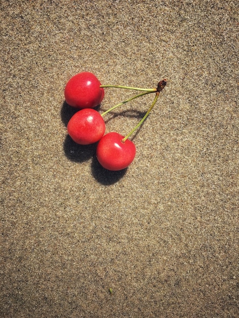 Kirschen auf dem Sand am Strand