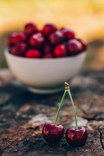 Foto kirschen auf einer weißen schüssel