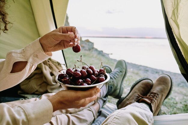 Kirschen essen im Campingzelt