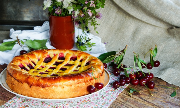 Kirschhefetorte auf altem Holz