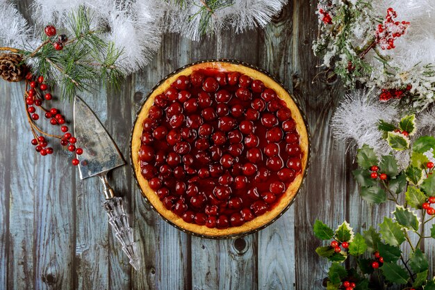 Kirschkäsekuchen mit Beeren auf der Oberseite mit Weihnachtsdekoration