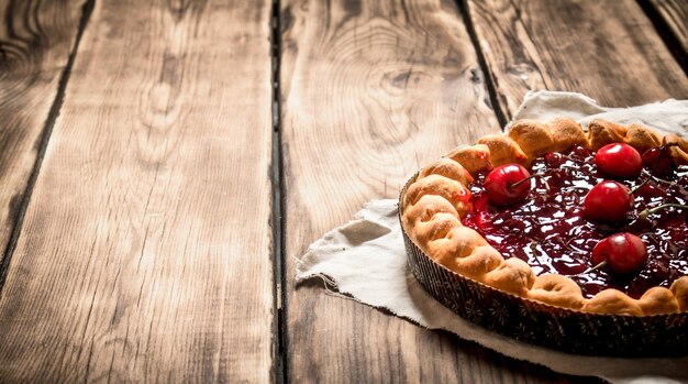 Kirschkuchen für alte Stoffe. Auf Holz