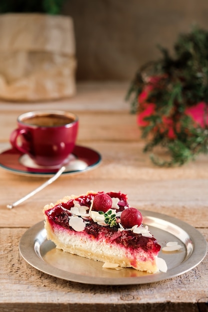 Kirschkuchen mit Ricotta und Mandelflocken, selektiver Fokus auf Kirschen.