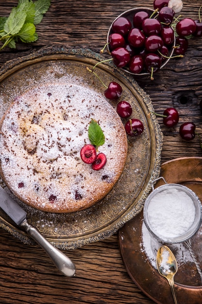 Kirschkuchen. Sortimentszutaten und Kirschkuchen im Retro-Stil.