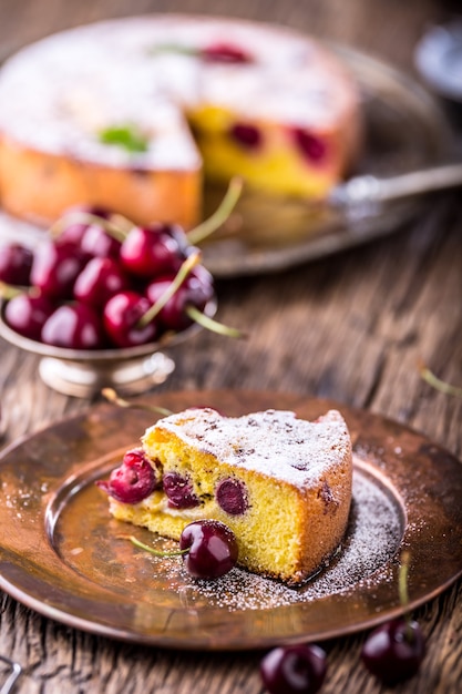 Foto kirschkuchen. sortimentszutaten und kirschkuchen im retro-stil.