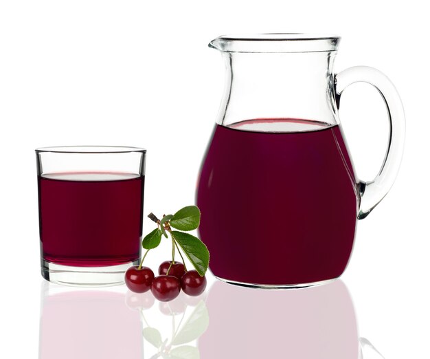 Kirschsaft im Glas und Karaffe mit Kirschen auf weißem Hintergrund