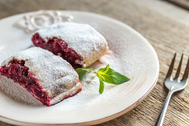 Kirschstrudel mit frischer Minze