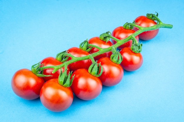 Kirschtomaten auf blau