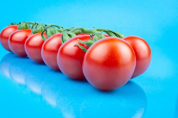 Kirschtomaten auf blauem Hintergrund