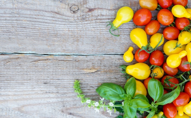 Kirschtomaten auf dem alten hölzernen Hintergrund